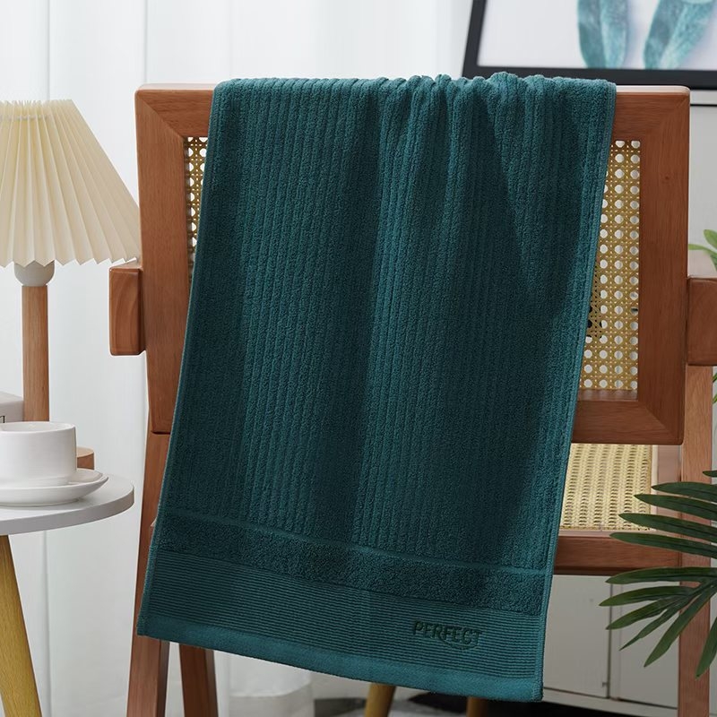 Debeli pamuk ručnik za kupanje, 32s pređa, 100–120 g, Jacquard tkanina i izvezeni dizajn