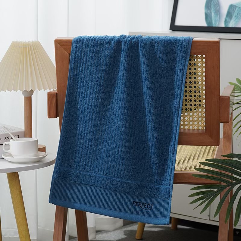 Debeli pamuk ručnik za kupanje, 32s pređa, 100–120 g, Jacquard tkanina i izvezeni dizajn