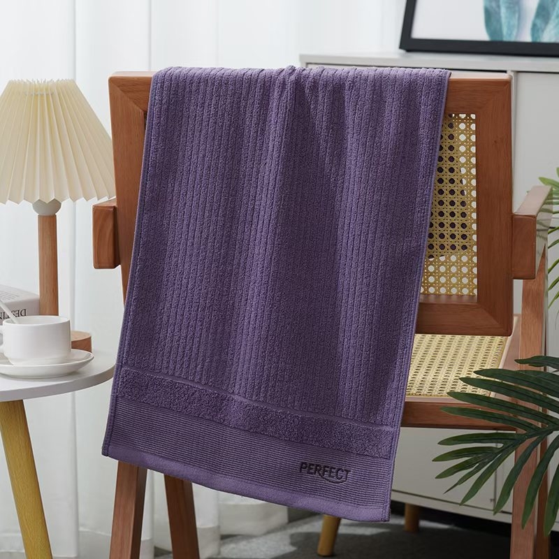 Debeli pamuk ručnik za kupanje, 32s pređa, 100–120 g, Jacquard tkanina i izvezeni dizajn
