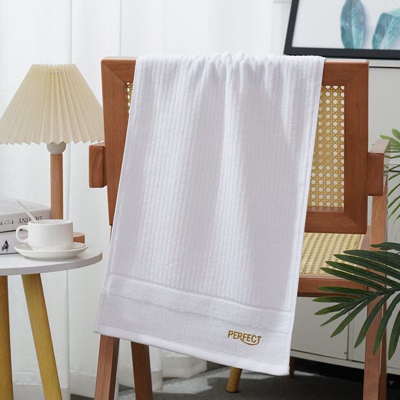 Debeli pamuk ručnik za kupanje, 32s pređa, 100–120 g, Jacquard tkanina i izvezeni dizajn