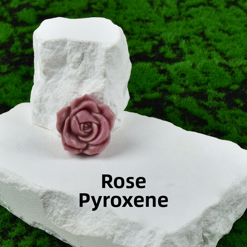 Krištolo neapdirbtas akmuo – rožės graviruota skulptūra, šiuolaikinio minimalistinio stiliaus akmens dekoracijai dovanai