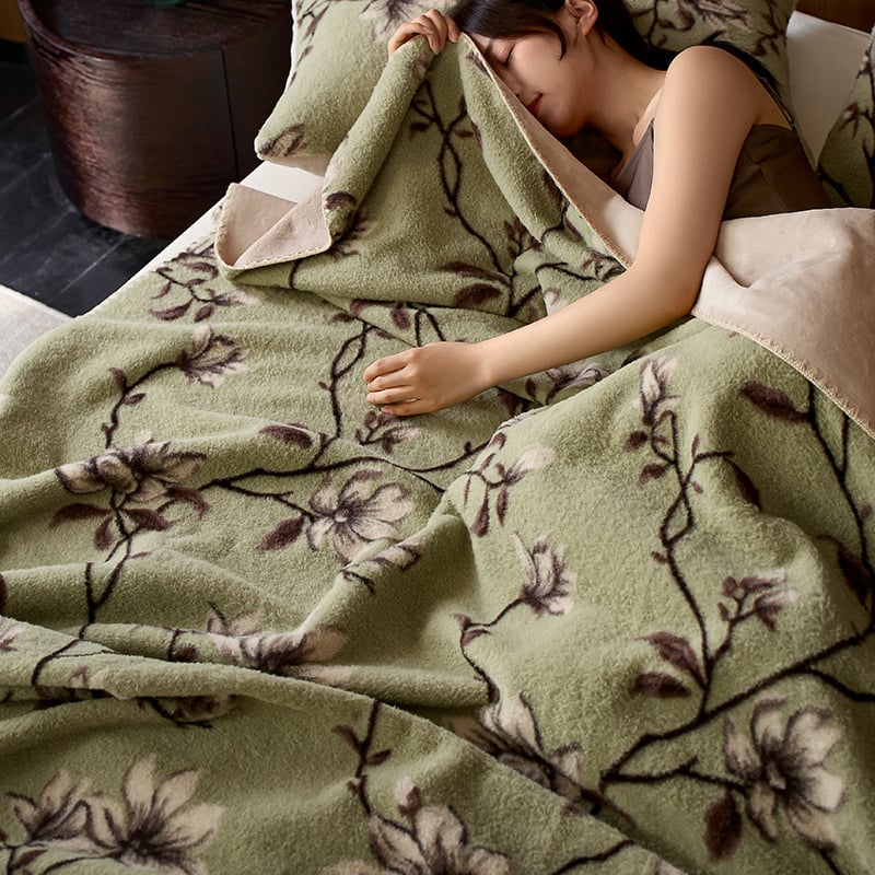 Зимно одеяло от имитационен кашмир с 50% акрилни влакна, реактивно багрене, тегло 0.55–1.0 кг, мотив растения и цветя