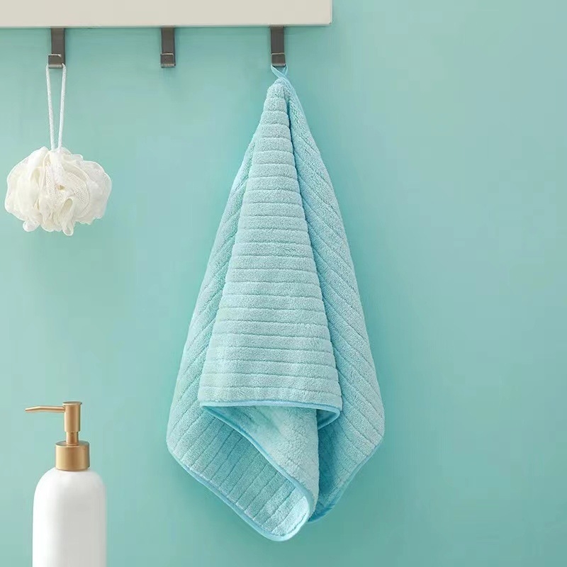Set de prosoape pentru corp și față din coral fleece, țesătură simplă, greutate 80–100 g.