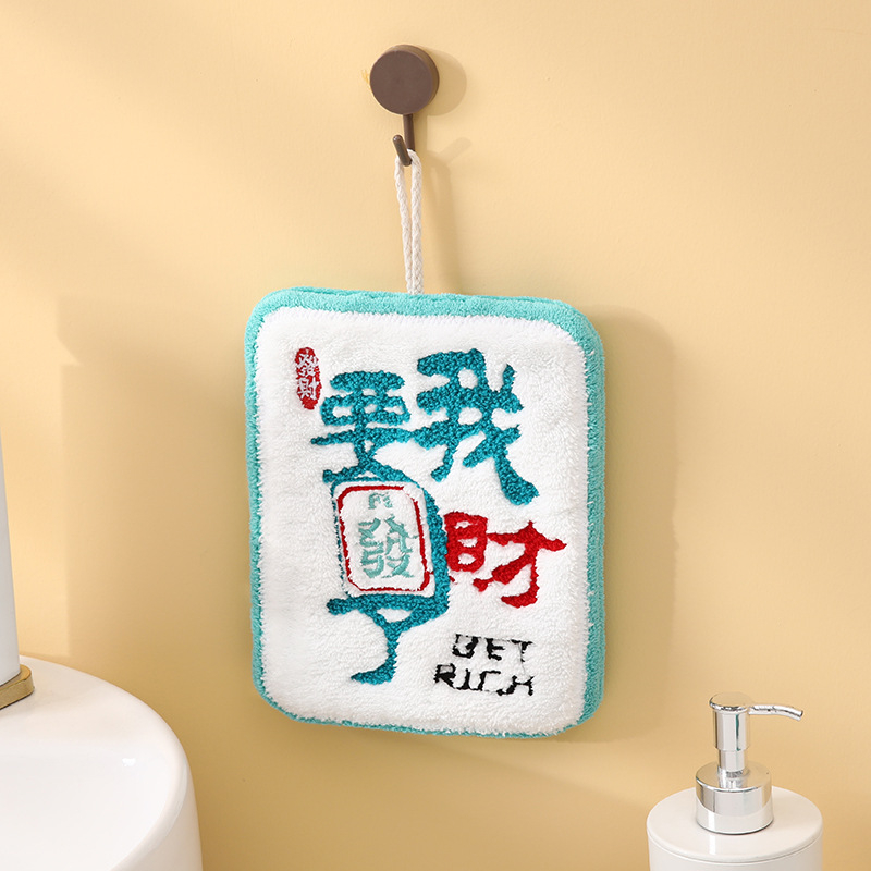 Käsi- käterätik korallfliisist, riputatav, hiina stiilis õnneliku motiiviga, tikitud ja servad on õmmeldud, 30–50 g