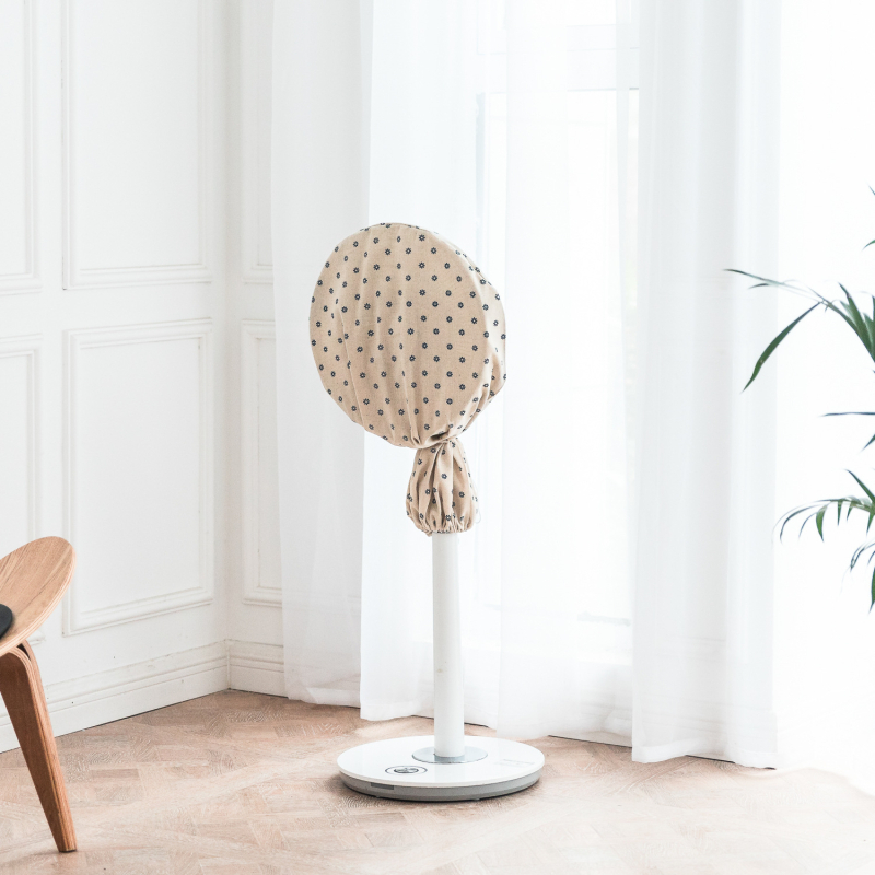 Ventiliatoriaus gaubtas – dulkėms atsparus audinys; 100% audinys; Modernus minimalistinis stilius; Tinka staliniams ir grindiniams ventiliatoriams