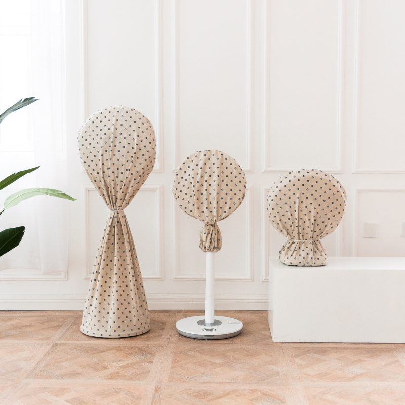 Ventiliatoriaus gaubtas – dulkėms atsparus audinys; 100% audinys; Modernus minimalistinis stilius; Tinka staliniams ir grindiniams ventiliatoriams