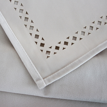 Veluurist ühevärviline laudlina, polüester, sobib elutoale, kontorisse, restoranidesse ja äriruumidele