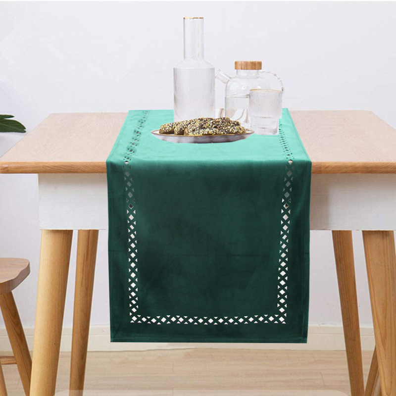 Veluurist ühevärviline laudlina, polüester, sobib elutoale, kontorisse, restoranidesse ja äriruumidele