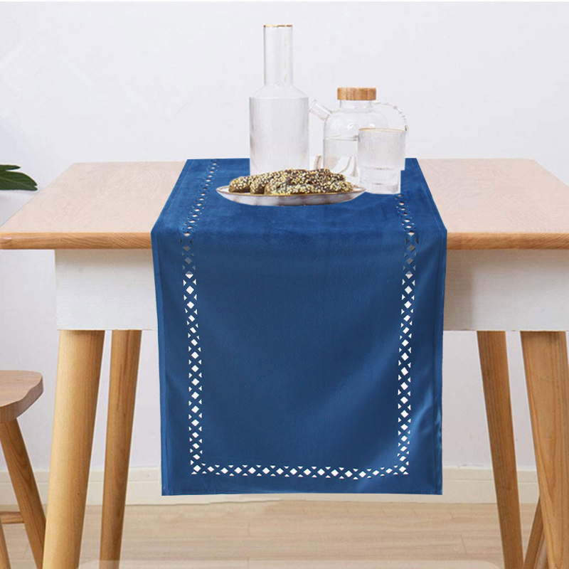 Veluurist ühevärviline laudlina, polüester, sobib elutoale, kontorisse, restoranidesse ja äriruumidele