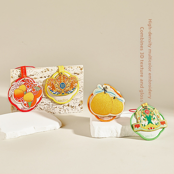 Autóba illatos vászonfüggő, hímzett áldásokkal a szerencséért, prosperitásért, hosszú élettért, boldogságért és gazdagságért. Anyag: szövet; Stílus: kínai; Kivitelezés: hímzés; Egyedi autóban használható.