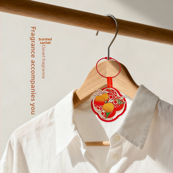 Autóba illatos vászonfüggő, hímzett áldásokkal a szerencséért, prosperitásért, hosszú élettért, boldogságért és gazdagságért. Anyag: szövet; Stílus: kínai; Kivitelezés: hímzés; Egyedi autóban használható.