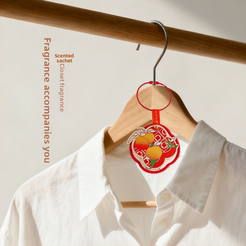 Automobilový visací voňavý sáčik, vyšívaný s požehnaniami šťastia, prosperity, dlhovekosti, radosti a bohatstva. Materiál: textil; Štýl: čínsky; Zručnosť: vyšívanie; Prispôsobiteľný pre použitie v aute.