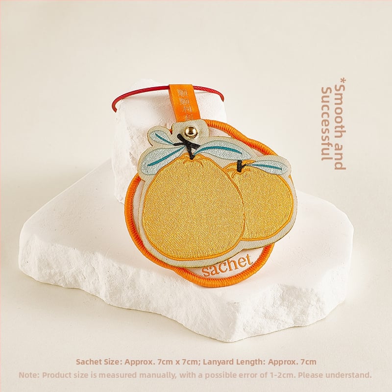 Autóba illatos vászonfüggő, hímzett áldásokkal a szerencséért, prosperitásért, hosszú élettért, boldogságért és gazdagságért. Anyag: szövet; Stílus: kínai; Kivitelezés: hímzés; Egyedi autóban használható.