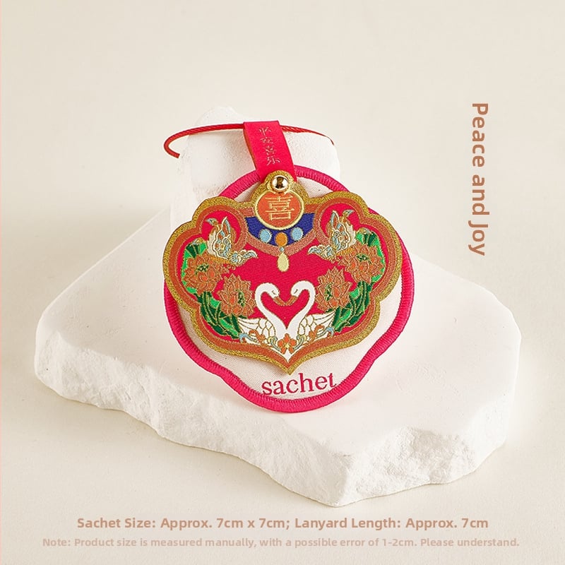 Autóba illatos vászonfüggő, hímzett áldásokkal a szerencséért, prosperitásért, hosszú élettért, boldogságért és gazdagságért. Anyag: szövet; Stílus: kínai; Kivitelezés: hímzés; Egyedi autóban használható.