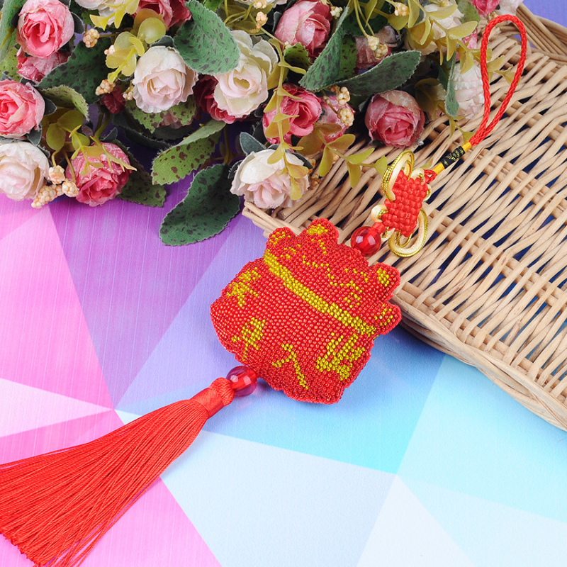 Automobilio pakabukas su kryžiniu siuvinėjimu, animacinių filmų motyvas, plastikinė plokštė, 14CT, dvipusis siuvinėjimas