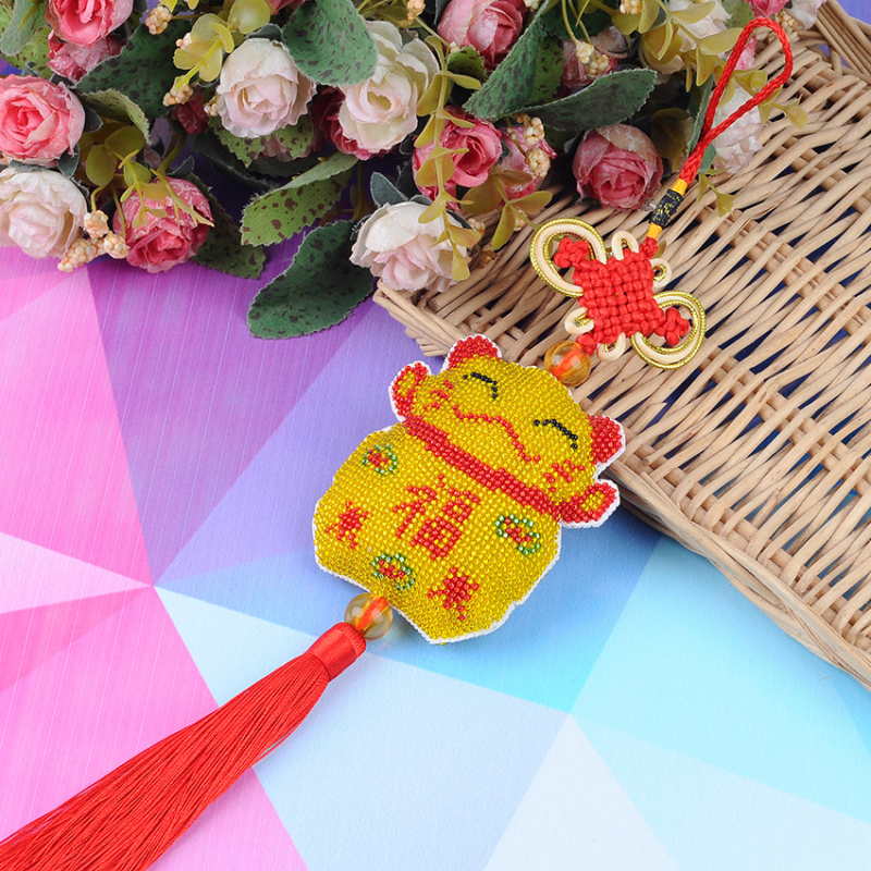 Automobilio pakabukas su kryžiniu siuvinėjimu, animacinių filmų motyvas, plastikinė plokštė, 14CT, dvipusis siuvinėjimas