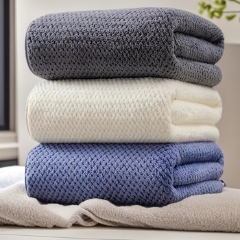 Vannitoas rätik — koralli fleece, ananassi võre tekstuur, kaal 200–300 g, 150D lõng, ääre õmblemine ja kohandatavus