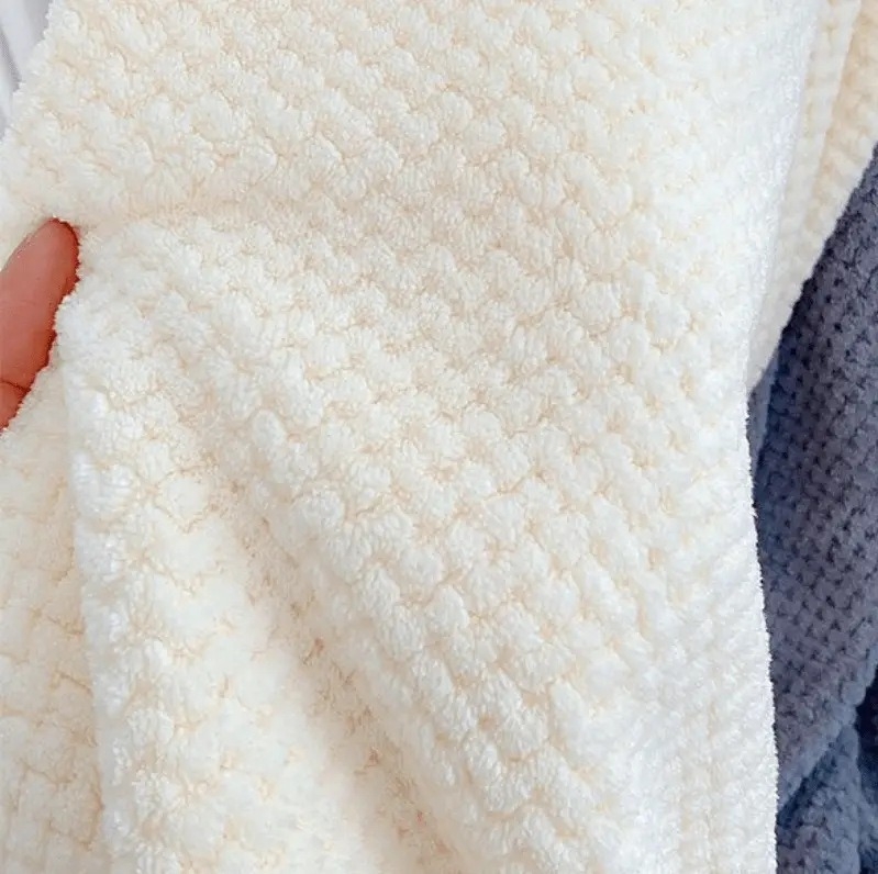 Vannitoas rätik — koralli fleece, ananassi võre tekstuur, kaal 200–300 g, 150D lõng, ääre õmblemine ja kohandatavus