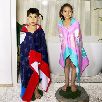 Laste kapuutsiga vannivööri ultra‑õhukeste kiududest; karikatuurid; kaal 200–300 g; 32 niiti; kohandatav; trükk ja veluurviimistlus