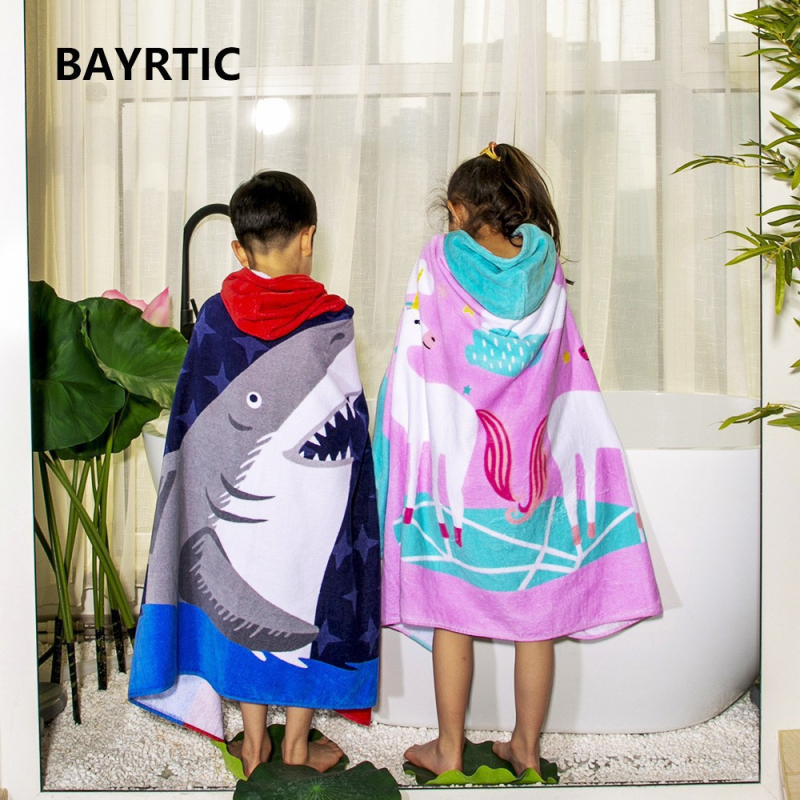 Laste kapuutsiga vannivööri ultra‑õhukeste kiududest; karikatuurid; kaal 200–300 g; 32 niiti; kohandatav; trükk ja veluurviimistlus