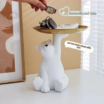 Nordiskā stila atslēgu uzglabāšanas dekors ar polārās lāča motīvu ieejai un viesistabai