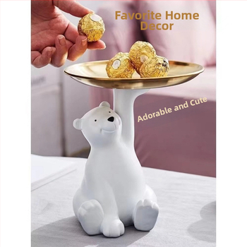 Nordiskā stila atslēgu uzglabāšanas dekors ar polārās lāča motīvu ieejai un viesistabai