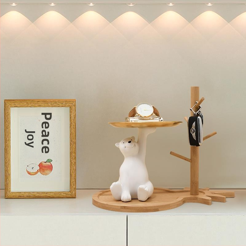 Nordiskā stila atslēgu uzglabāšanas dekors ar polārās lāča motīvu ieejai un viesistabai