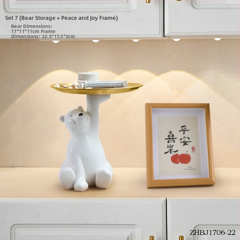 Nordiskā stila atslēgu uzglabāšanas dekors ar polārās lāča motīvu ieejai un viesistabai