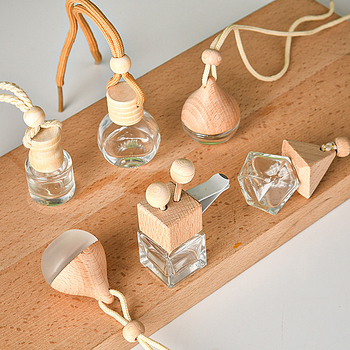 Stikla aromaterapijas pudele ar koka vāciņu un piekariņu auto atpakaļskata spogulim