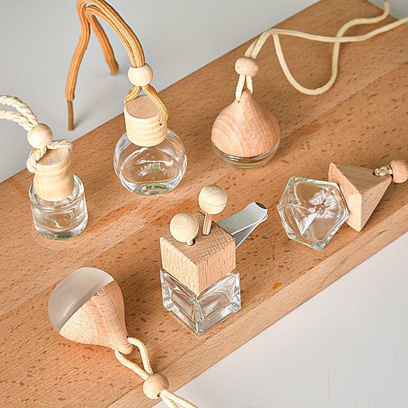 Stikla aromaterapijas pudele ar koka vāciņu un piekariņu auto atpakaļskata spogulim