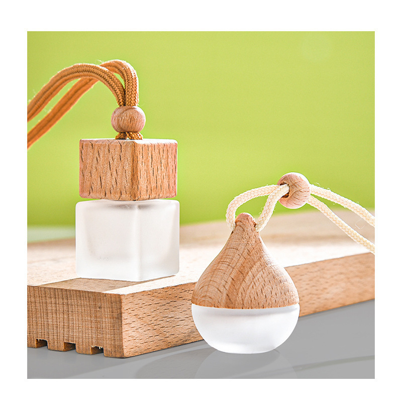 Stikla aromaterapijas pudele ar koka vāciņu un piekariņu auto atpakaļskata spogulim