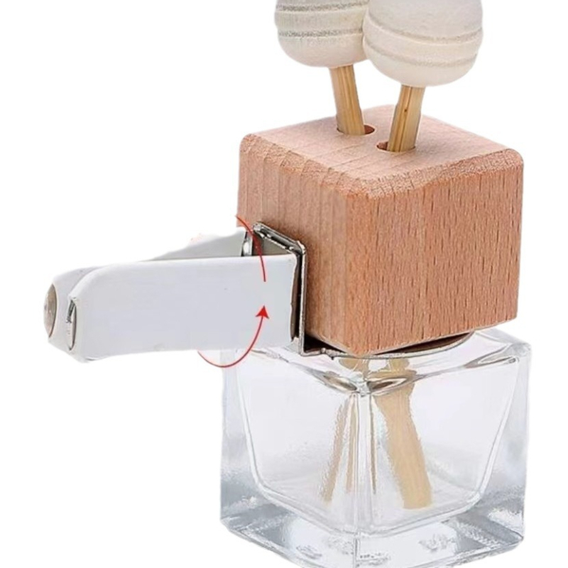 Stikla aromaterapijas pudele ar koka vāciņu un piekariņu auto atpakaļskata spogulim