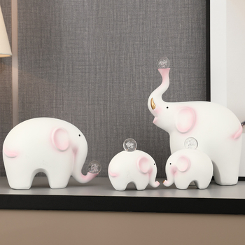 Elefanta figūra no sveķiem – četru cilvēku ģimene – moderns minimālisks galda dekors dzīvojamai istabai un TV skapim – daļēji roku darbs, daļēji mehāniska izstrāde