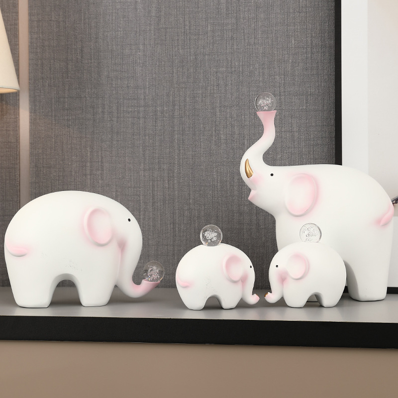 Elefanta figūra no sveķiem – četru cilvēku ģimene – moderns minimālisks galda dekors dzīvojamai istabai un TV skapim – daļēji roku darbs, daļēji mehāniska izstrāde