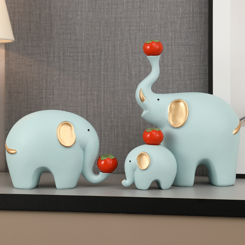 Elefanta figūra no sveķiem – četru cilvēku ģimene – moderns minimālisks galda dekors dzīvojamai istabai un TV skapim – daļēji roku darbs, daļēji mehāniska izstrāde
