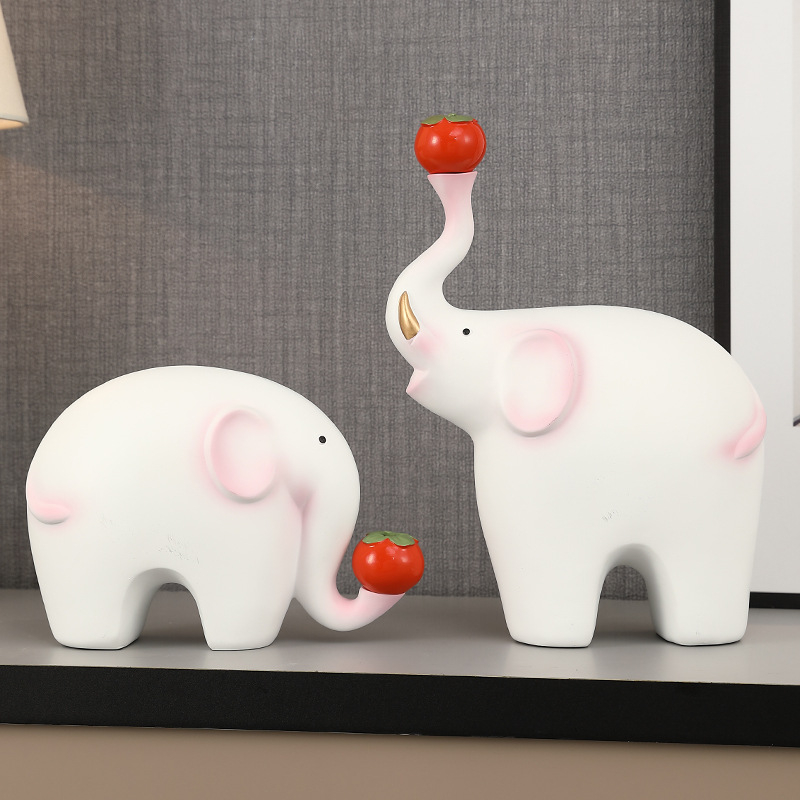 Elefanta figūra no sveķiem – četru cilvēku ģimene – moderns minimālisks galda dekors dzīvojamai istabai un TV skapim – daļēji roku darbs, daļēji mehāniska izstrāde