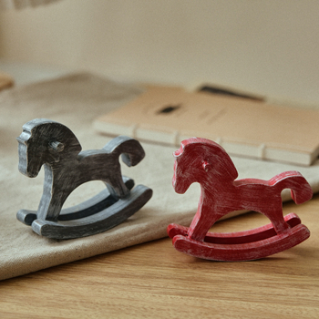 Koka kustināmais zirgs uz galda kā dekoru, Jaunā Ķīniešu stila, zīmols Shuangyi