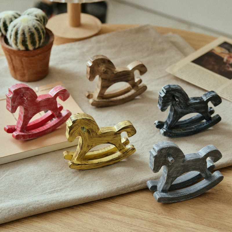 Koka kustināmais zirgs uz galda kā dekoru, Jaunā Ķīniešu stila, zīmols Shuangyi