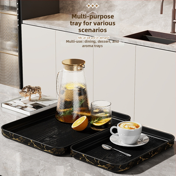 Eksponeerimisalus imitatsioonmarmori mustriga, triibuline muster, ruudukujuline plastmassist alus vannitoa valamule, luksuslik hoiustamine