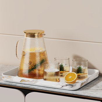 Eksponeerimisalus imitatsioonmarmori mustriga, triibuline muster, ruudukujuline plastmassist alus vannitoa valamule, luksuslik hoiustamine