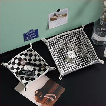 Nahast lauaorganisaator, millel on trükitud houndstooth muster, võtmed, ehted, huulepulk ja kosmeetika jaoks — Põhjamaade moodsus minimalistlik stiil