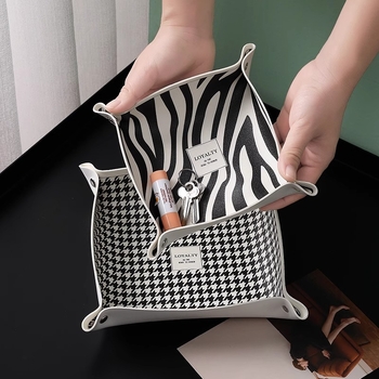 Nahast lauaorganisaator, millel on trükitud houndstooth muster, võtmed, ehted, huulepulk ja kosmeetika jaoks — Põhjamaade moodsus minimalistlik stiil