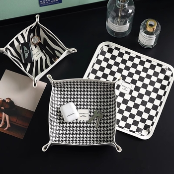 Nahast lauaorganisaator, millel on trükitud houndstooth muster, võtmed, ehted, huulepulk ja kosmeetika jaoks — Põhjamaade moodsus minimalistlik stiil