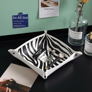 Nahast lauaorganisaator, millel on trükitud houndstooth muster, võtmed, ehted, huulepulk ja kosmeetika jaoks — Põhjamaade moodsus minimalistlik stiil