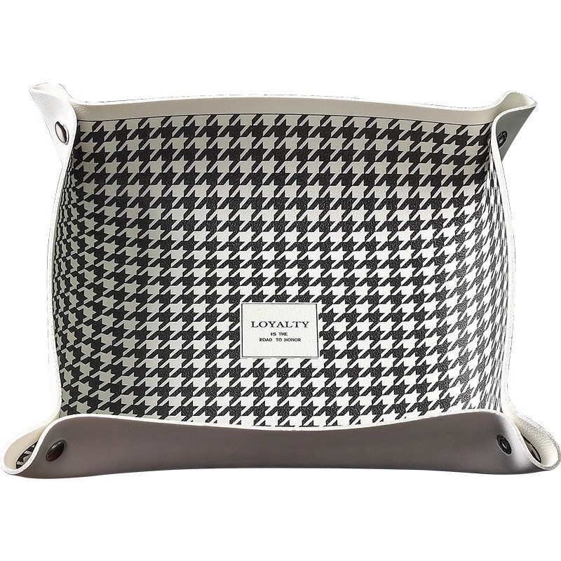 Nahast lauaorganisaator, millel on trükitud houndstooth muster, võtmed, ehted, huulepulk ja kosmeetika jaoks — Põhjamaade moodsus minimalistlik stiil