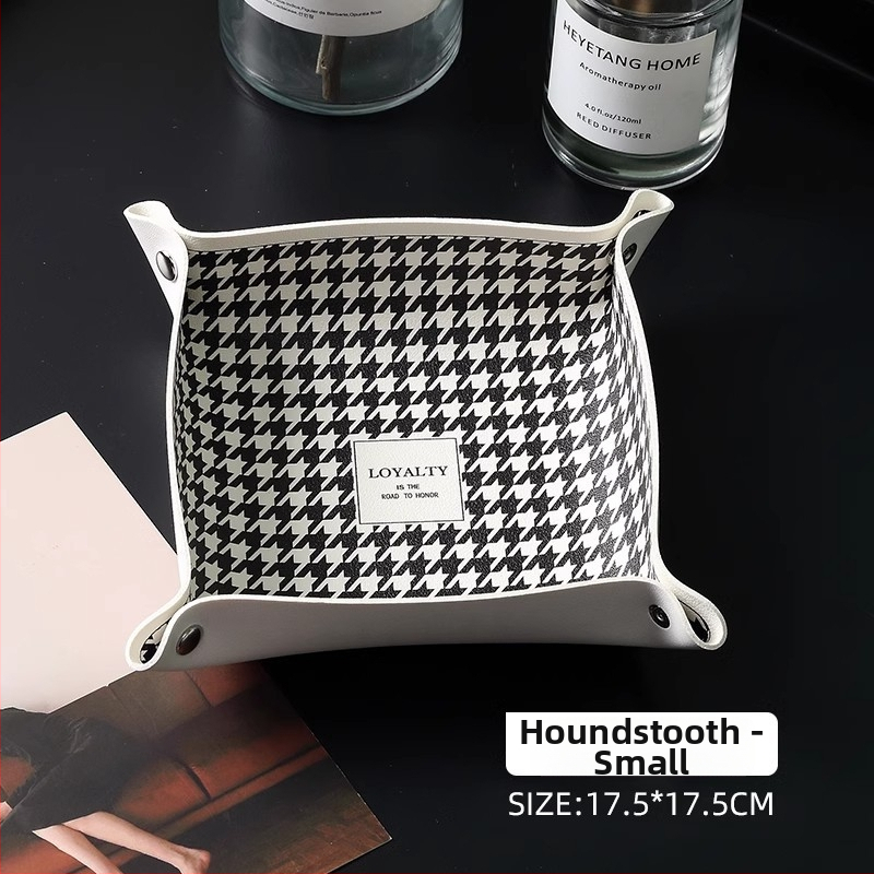 Nahast lauaorganisaator, millel on trükitud houndstooth muster, võtmed, ehted, huulepulk ja kosmeetika jaoks — Põhjamaade moodsus minimalistlik stiil