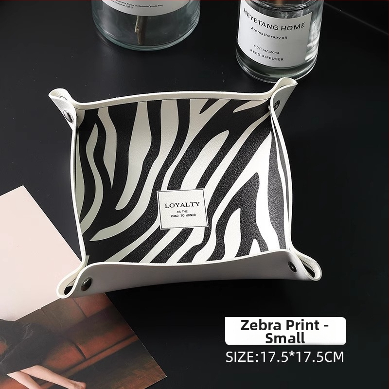 Nahast lauaorganisaator, millel on trükitud houndstooth muster, võtmed, ehted, huulepulk ja kosmeetika jaoks — Põhjamaade moodsus minimalistlik stiil