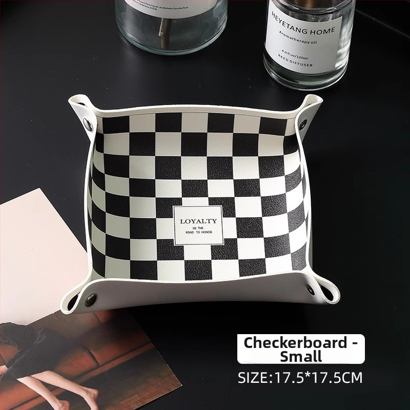 Nahast lauaorganisaator, millel on trükitud houndstooth muster, võtmed, ehted, huulepulk ja kosmeetika jaoks — Põhjamaade moodsus minimalistlik stiil