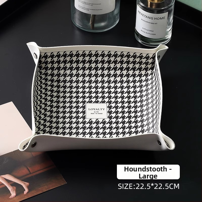 Nahast lauaorganisaator, millel on trükitud houndstooth muster, võtmed, ehted, huulepulk ja kosmeetika jaoks — Põhjamaade moodsus minimalistlik stiil