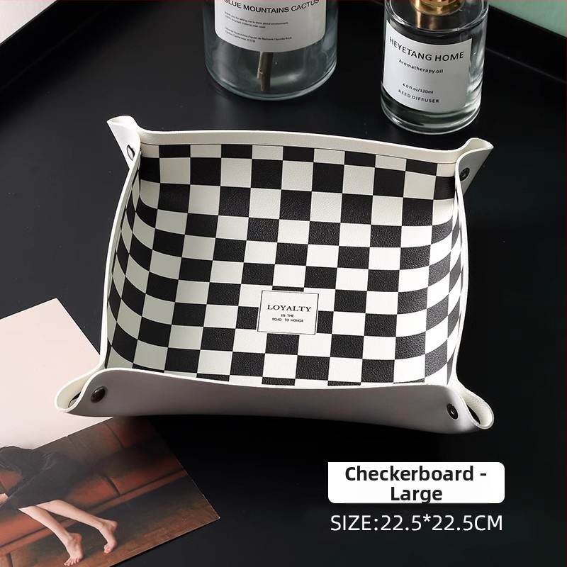 Nahast lauaorganisaator, millel on trükitud houndstooth muster, võtmed, ehted, huulepulk ja kosmeetika jaoks — Põhjamaade moodsus minimalistlik stiil